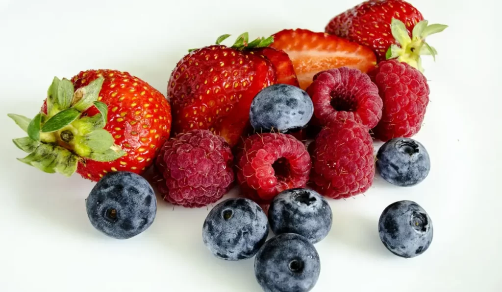 10 Amazing Fat Burning Foods You Should know Berries for fat burn
